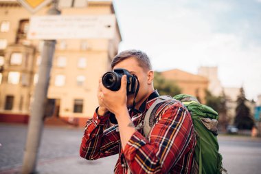 Adam kamera şehrin konumlar turist çekiyor. Seyahat, gezi üzerinde zam macera yaz