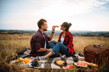 Mutlu aşk çift üzerinde piknik alanında yaz. Erkek ve kadın romantik basın gösterimi