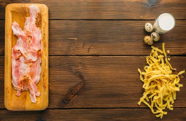 Baharat, makarna ve ahşap masa, üstten görünüm, yumurtalarının çiğ et parçası kimse. Pişmemiş taze Stek'le, gıda hazırlama, pişirme