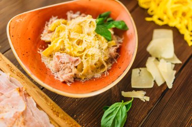 Baharat, makarna, peynir, ot ve ahşap masa, üstten görünüm, yumurtalarının çiğ et parçası kimse. Pişmemiş taze Stek'le, gıda hazırlama, pişirme