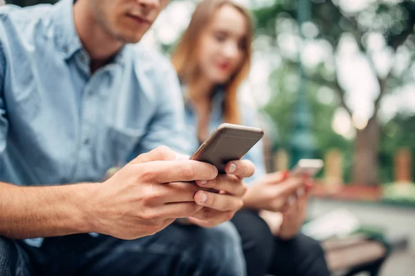 Telefon Závislí Lidé Pár Pomocí Svých Chytrých Telefonů Letním Parku — Stock fotografie