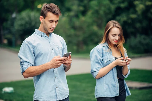 Des Accros Téléphone Couple Dans Parc Été Homme Femme Utilisant — Photo