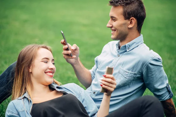 Les Personnes Dépendantes Téléphone Couple Couche Sur Herbe Utilisant Leurs — Photo