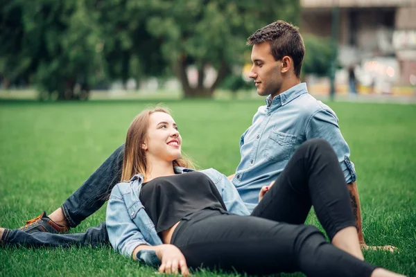 Handyabhängige Menschen Mann Und Frau Liegen Auf Dem Gras Sommerpark — Stockfoto
