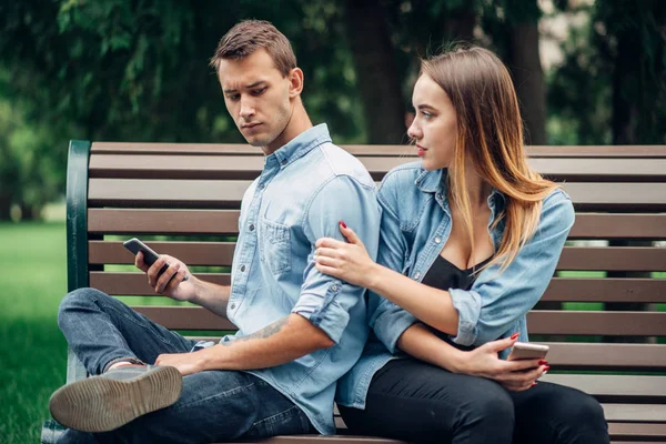 Phone Addicted People Man Using Smartphone Ignoring His Woman Couple — Stock Photo, Image