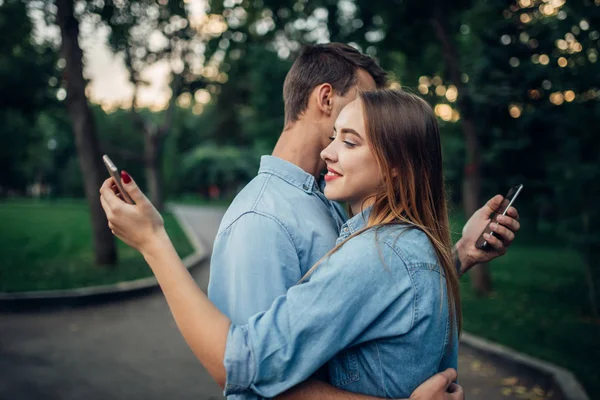 Vício Telefone Abraços Casal Viciado Uso Gadgets Parque Verão Pessoas — Fotografia de Stock