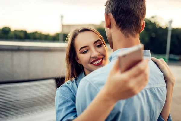 Telefonní Závislost Narkoman Který Pár Objetí Bezpečné Používání Miniaplikací Sociální — Stock fotografie