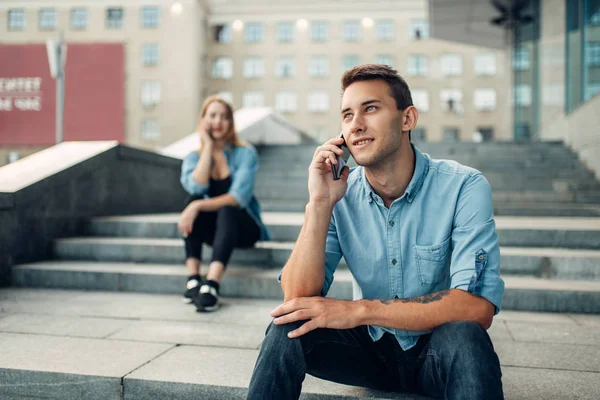 Téléphone Addict Homme Femme Parlant Par Smartphones Les Personnes Dépendantes — Photo