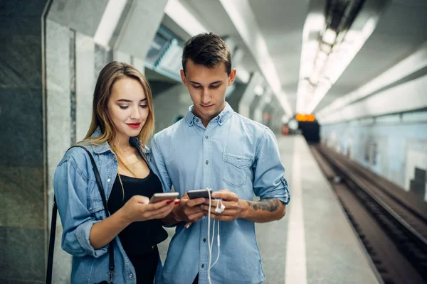 电话成瘾夫妇使用小工具在地铁 成瘾问题 社会成瘾的人 现代生活方式 — 图库照片