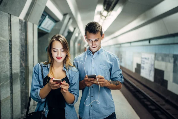 Teléfono Pareja Adicta Utilizando Gadget Metro Problema Adicción Personas Adictas —  Fotos de Stock