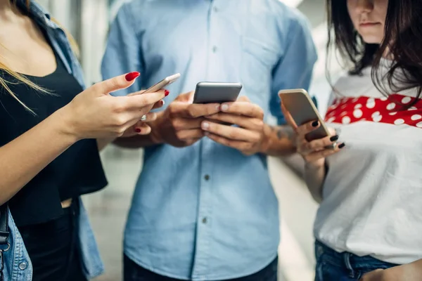 Joven Adicto Teléfono Usando Aparatos Metro Problema Adicción Gente Adicta — Foto de Stock