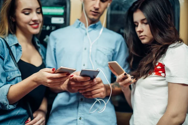 Joven Adicto Teléfono Usando Aparatos Metro Problema Adicción Gente Adicta —  Fotos de Stock