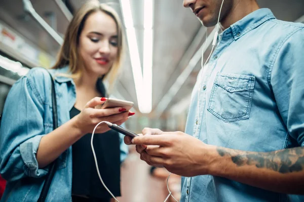 Pareja Joven Que Usa Teléfonos Metro Problema Adicción Adictos Sociales —  Fotos de Stock