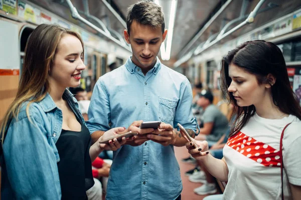 Handyabhängige Jugendliche Die Geräte Der Bahn Benutzen Suchtprobleme Sozialsüchtige Menschen — Stockfoto