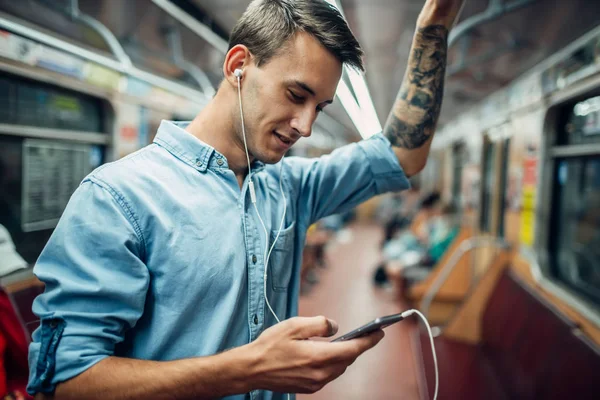 Metro, bağımlılığı sorunu, sosyal bağımlısı insanlar, modern Metro yaşam tarzı telefon kullanan genç adam