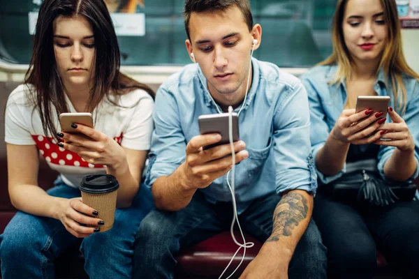 Jovens Viciados Telefone Usando Gadgets Metrô Problema Vício Pessoas Viciadas — Fotografia de Stock