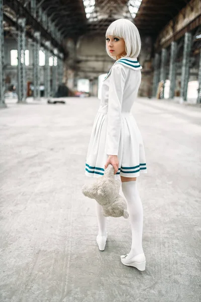 Mignon Style Anime Femme Blonde Avec Ours Peluche Main Cosplay — Photo