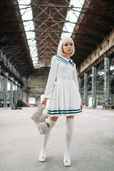 Słodkie Anime Stylu Blond Kobieta Teddy Bear Ręku Cosplay Japoński — Zdjęcie stockowe