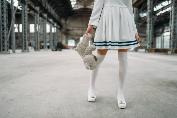 可爱的动漫风格的金发女郎与泰迪熊在手 角色扮演 日本文化 在废弃的工厂穿戴的玩偶 — 图库照片