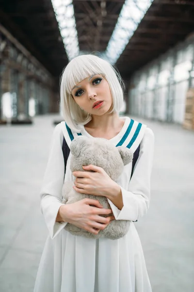 Anime Stylu Blondynka Przytula Pluszowego Misia Cosplay Kobieta Japoński Kultury — Zdjęcie stockowe