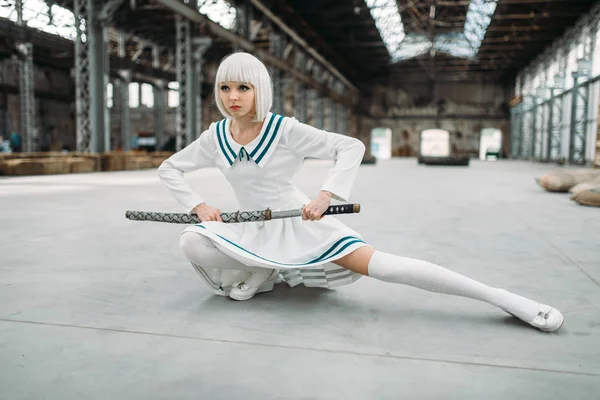 Mulher Loira Estilo Anime Com Espada Cosplay Moda Cultura Japonesa — Fotografia de Stock