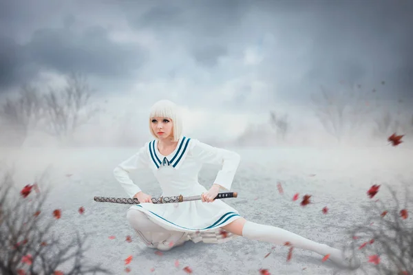 Блондинка Стиле Аниме Мечом Снежном Поле Cosplay Женщина Японская Культура — стоковое фото