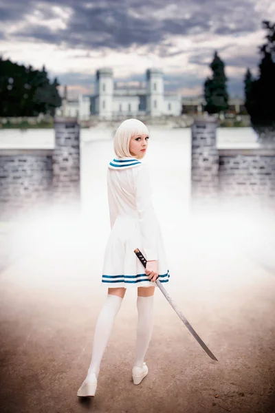 Blondes Mädchen Anime Stil Mit Schwert Gegen Antike Burg Rückansicht — Stockfoto