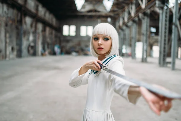 Hübsche Blonde Frau Mit Schwert Anime Stil Cosplay Mode Asiatische — Stockfoto