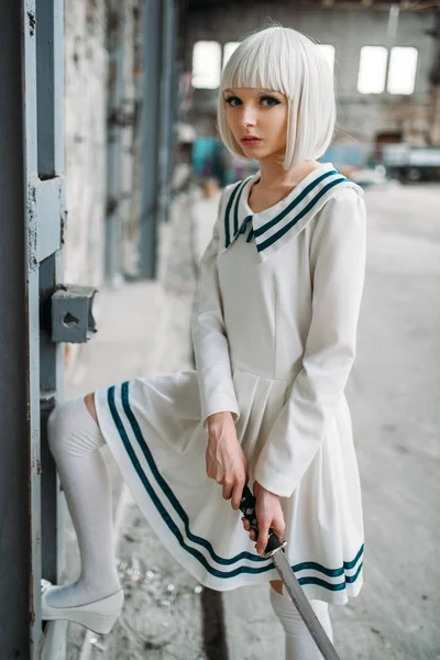 Kılıçla Güzel Anime Tarzı Sarışın Kız Moda Asya Kültürü Cosplay — Stok fotoğraf