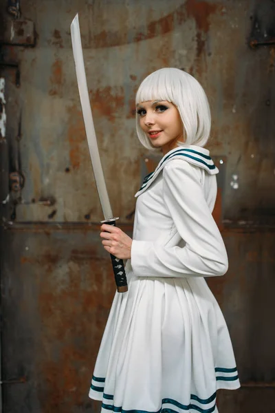 Wanita Pirang Bergaya Anime Seksi Dengan Pedang Cosplay Fashion Budaya — Stok Foto