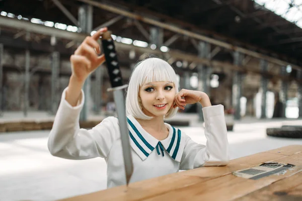 Anime Ύφος Ξανθιά Κυρία Ψυχρό Πρόσωπο Εξετάζει Σπαθί Cosplay Μόδα — Φωτογραφία Αρχείου