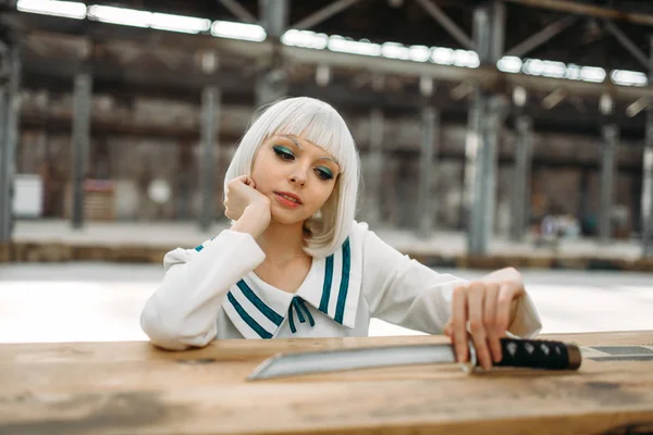 Senhora Loira Estilo Anime Com Cara Fria Olha Para Espada — Fotografia de Stock