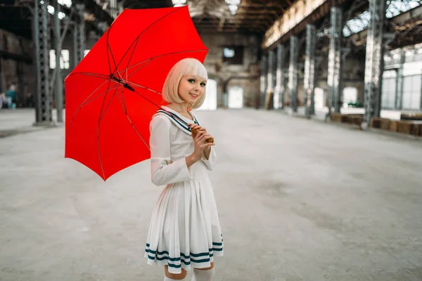 Hübsches Blondes Mädchen Anime Stil Mit Rotem Regenschirm Cosplay Mode — Stockfoto