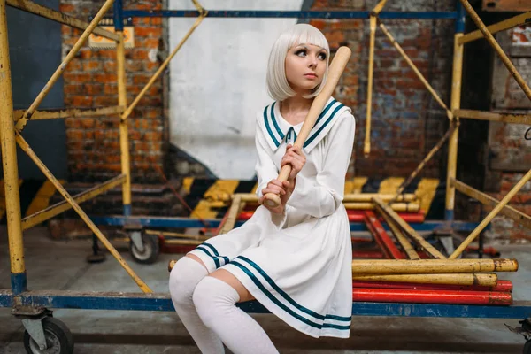 漂亮的动漫风格的金发女郎与棒球棒 角色扮演时尚 亚洲文化 玩偶在制服 可爱的妇女与化妆在工厂商店 — 图库照片