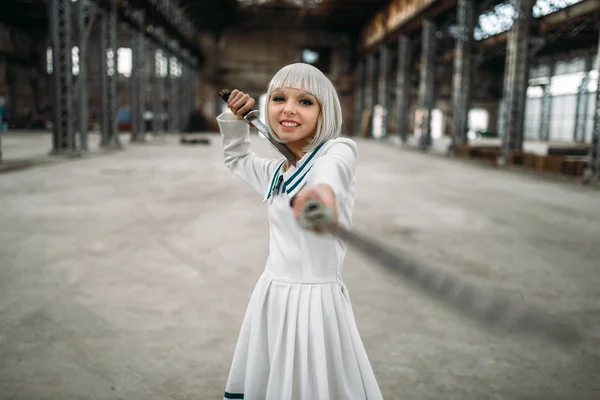 Gadis Pirang Bergaya Anime Dengan Dua Pedang Lolita Lucu Kosplay — Stok Foto