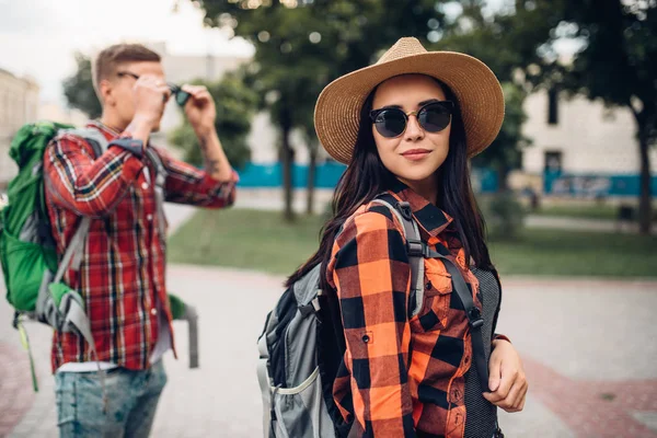 Senderistas Con Mochilas Excursión Ciudad Turística Senderismo Verano Caminata Aventura — Foto de Stock