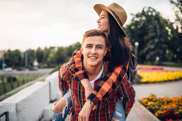 Par Turistas Excursión Entre Rascacielos Aventura Verano Joven Alegre Hombre — Foto de Stock