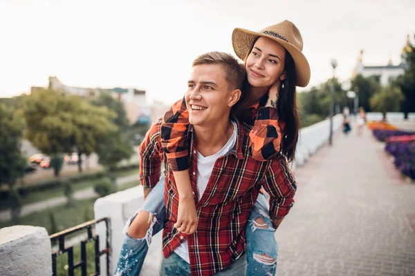 两个游客在摩天大楼之间游览 夏天的冒险 年轻欢快的情侣在一起快乐 — 图库照片