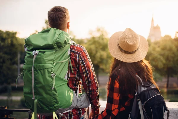 Los Excursionistas Con Mochilas Paisaje Urbano Desde Cima Montaña Senderismo —  Fotos de Stock