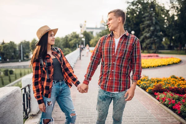 Love Couple Tourists Holding Hands Happy Vacation Summer Adventure Young — Stock Photo, Image