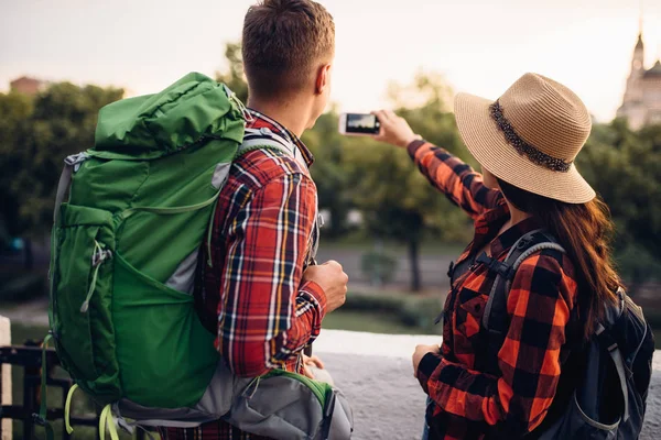 ハイカーのバックパックと観光の町での遠足で Selfie になります 夏のハイキング 若い男と女の冒険をハイキングします — ストック写真