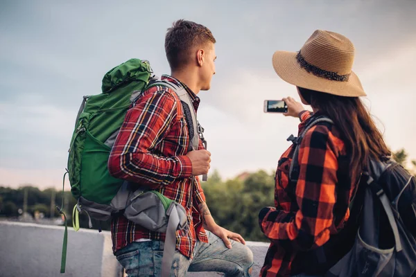 ハイカーのバックパックと観光の町での遠足で Selfie になります 夏のハイキング 若い男と女の冒険をハイキングします — ストック写真