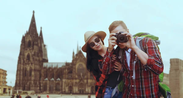 Pár Nyaralás Turisták Ősi Templom Háttérben Nyári Kaland Fiatal Férfi — Stock Fotó