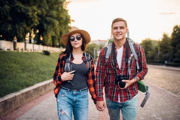 Wanderer Mit Rucksäcken Gehen Der Touristenregion Auf Besichtigungstour Sommerwandern Wanderabenteuer — Stockfoto