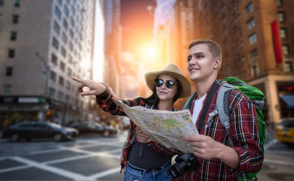 Travelers Backpacks Looking City Attractions Map Excursion Tourist Town Summer — Stock Photo, Image