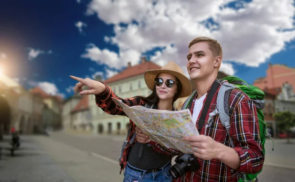 Senderistas Con Mochilas Busca Atracciones Ciudad Mapa Excursión Ciudad Turística — Foto de Stock