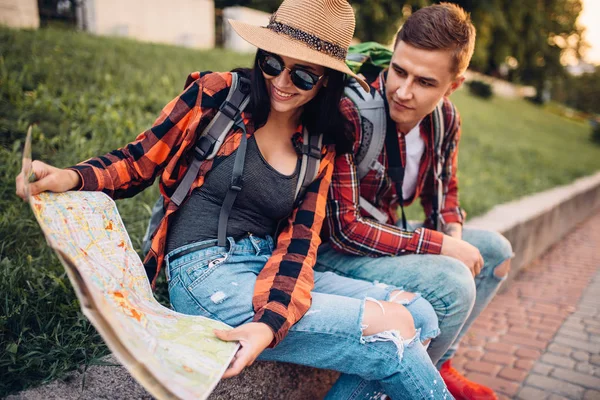 Couple Tourists Study Map Attractions Excursion Town Summer Hiking Hike — Stock Photo, Image