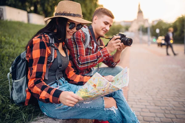 Par Turister Studerer Kortet Attraktioner Udflugt Byen Sommervandring Vandreture Eventyr - Stock-foto