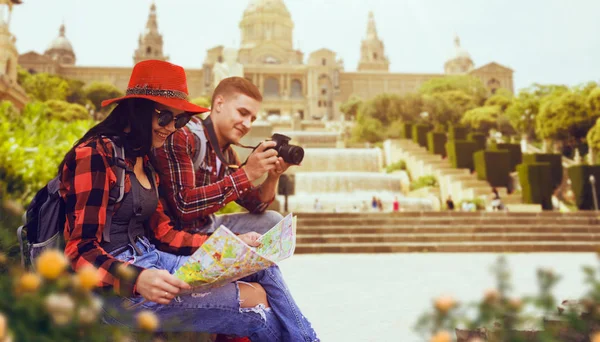 Par Turistas Estudian Mapa Del Templo Antiguo Aventura Verano Hombre — Foto de Stock