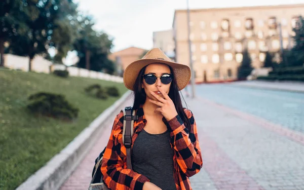 Ženské Turista Kouř Přestávce Během Exkurze Letní Dobrodružství Mladé Ženy — Stock fotografie
